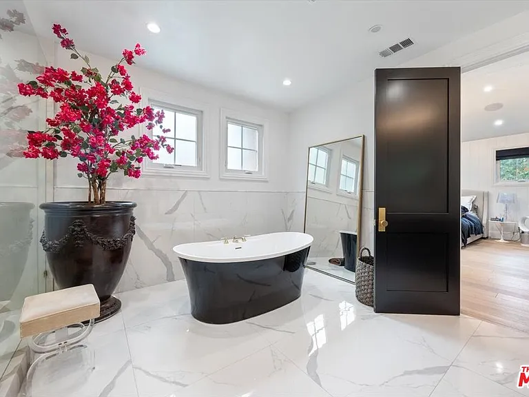 4225 Alcove Ave — Photo 39