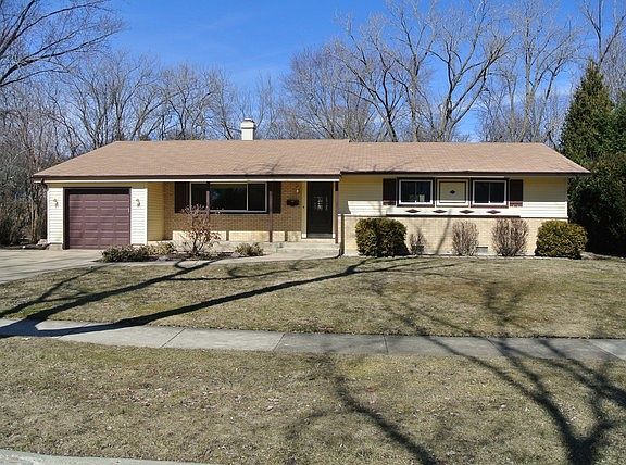 3rd image of 858 E Morris Dr