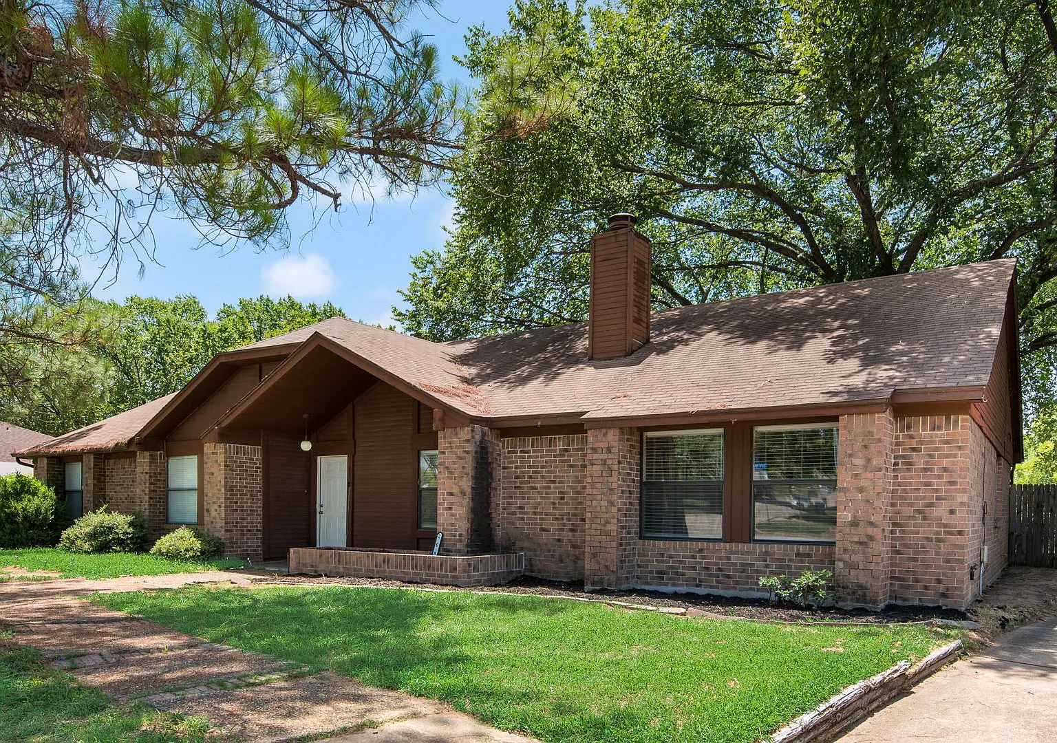 Availalbe Now 3 Bedroom 2 Bath Duplex In Euless — Photo 1