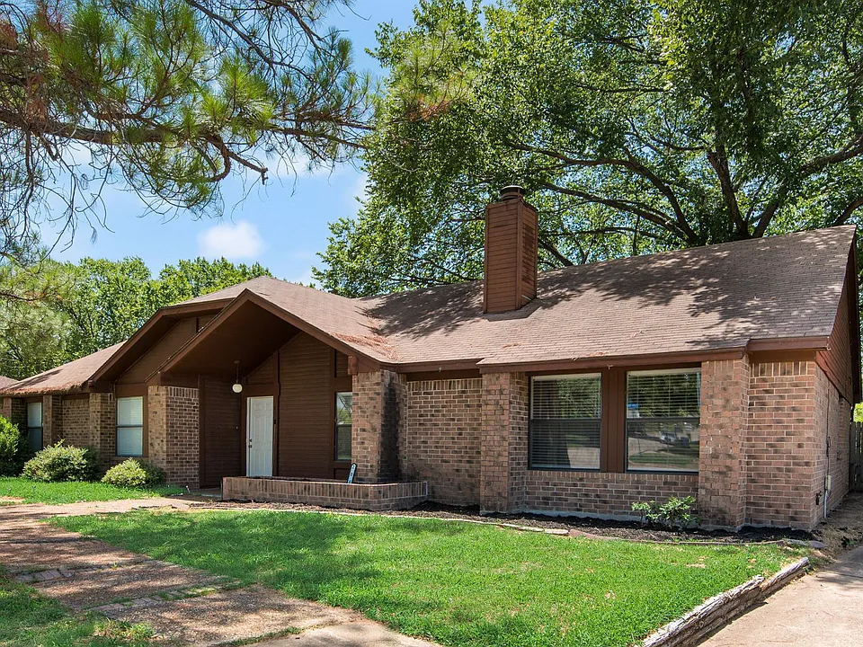 208 E Denton Dr
