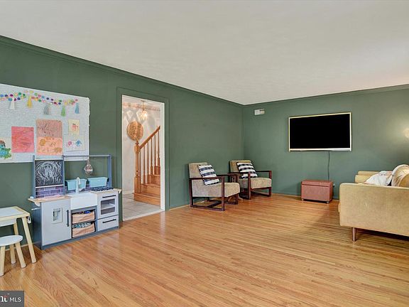 3rd image of 912 Alison Ave