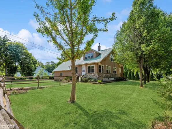 903 Lincoln Ave, Fox River Grove, IL 60021