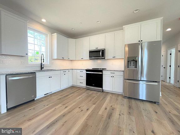 4th image of 102 Pine St