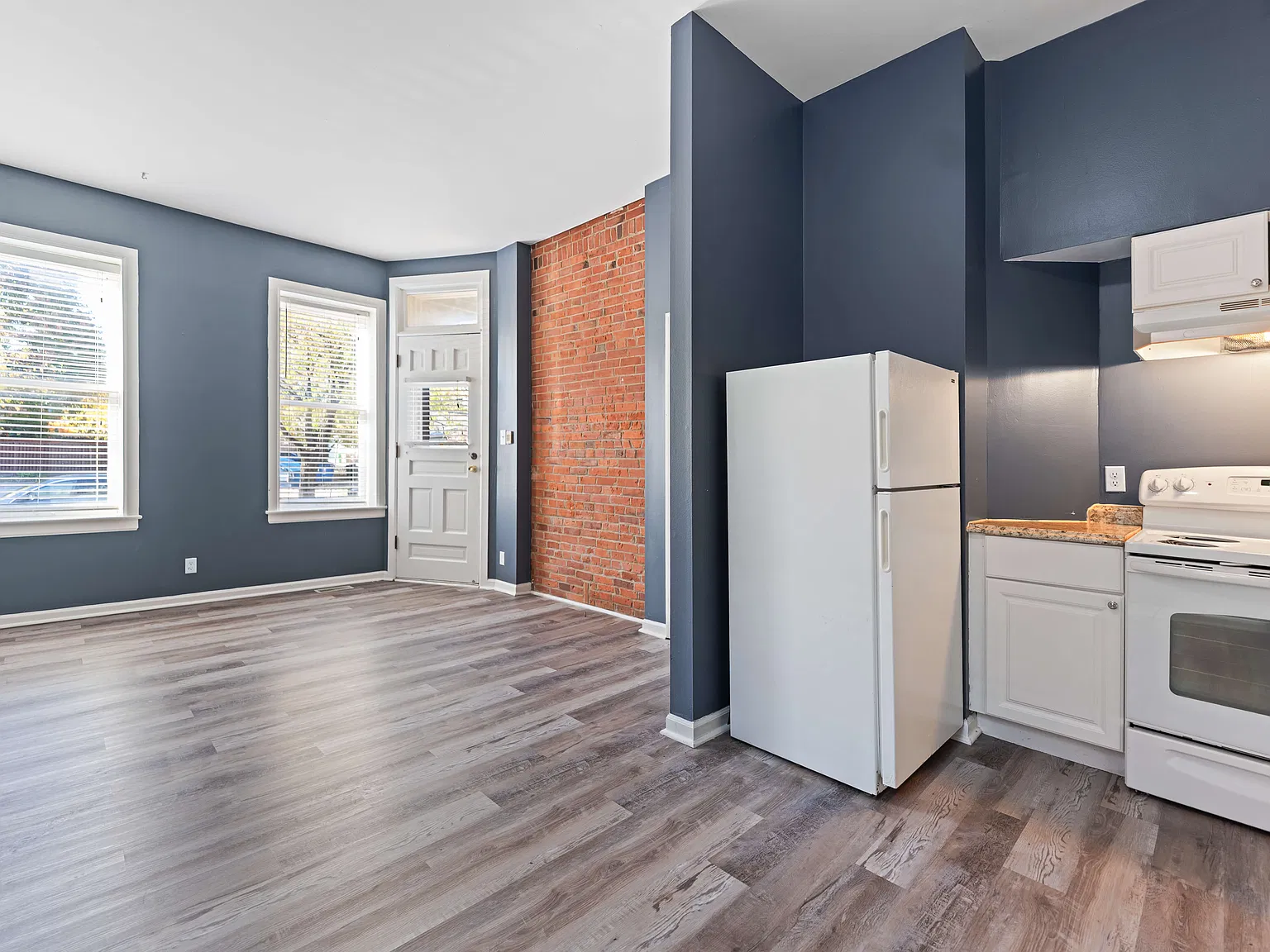 1 bed, 700 sqft, $995 — Photo 2