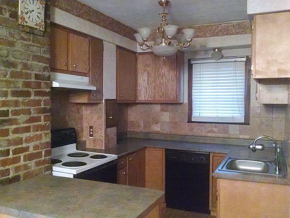 5th image of 223 Stanford Ave