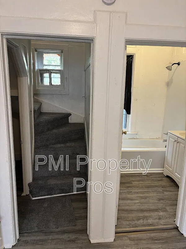 3 bed, 1.0 bath, 1080 sqft, $1,400 — Photo 3