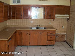 2nd image of 958 W Calle Milu