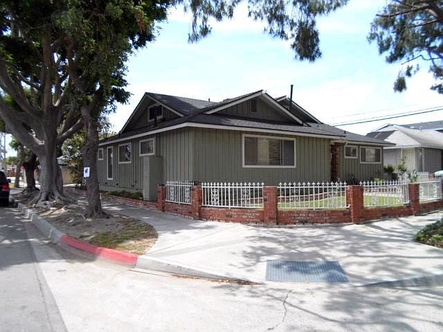 2nd image of 2003 Lees Ave