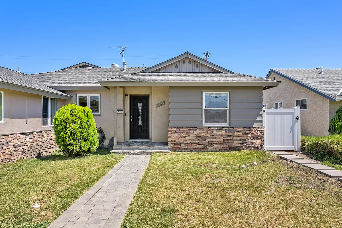 3 bed, 1214 sqft, $3,950 — Photo 1