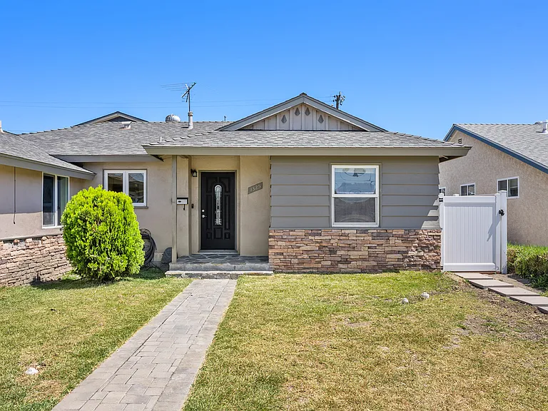 1325 W Ash Ave — Photo 1