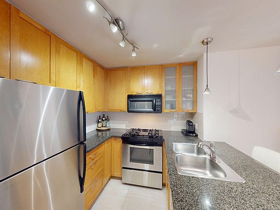 5th image of 989 Richards St #603