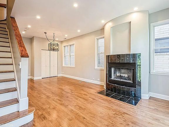 4th image of 1947 N Wilmot Ave #2