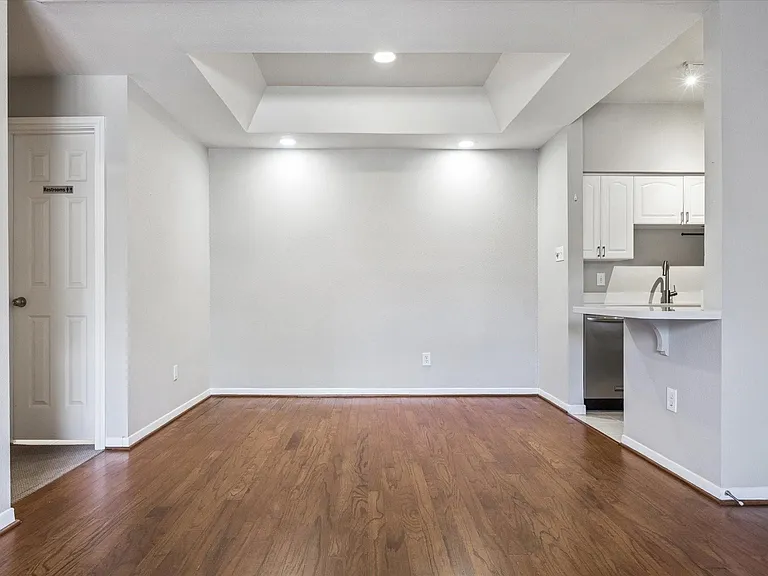 4041 Drake St #113 — Photo 4