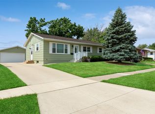 3301 Iris Ave NW, Cedar Rapids, IA 52405