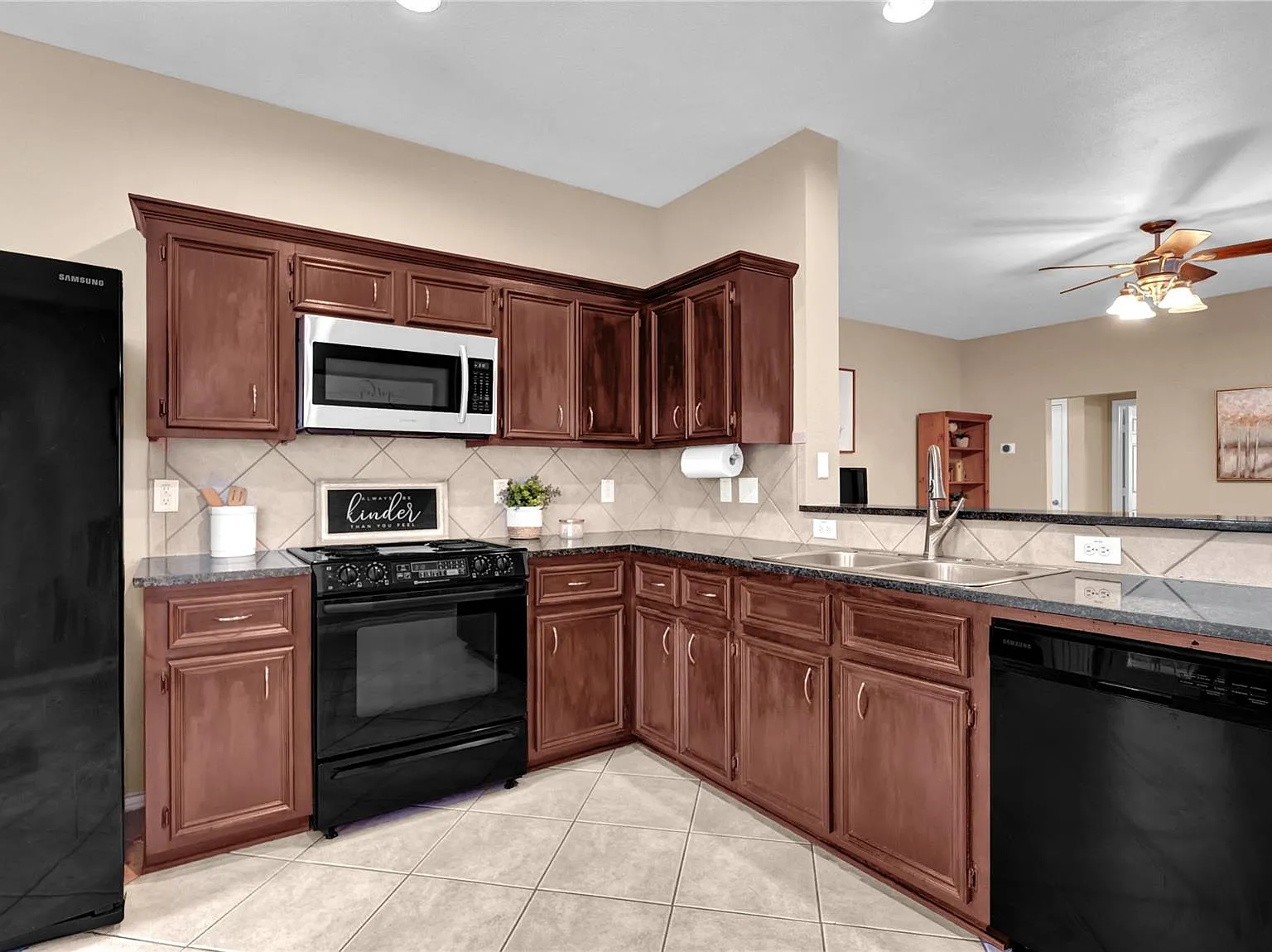 3 bed, 2.0 bath, 1460 sqft, $2,000 — Photo 3
