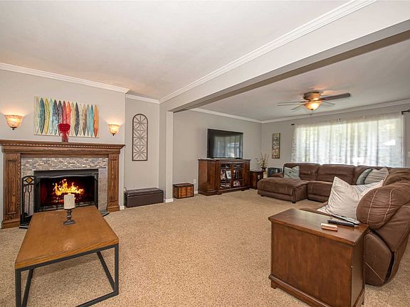 4th image of 33 Falmouth Dr