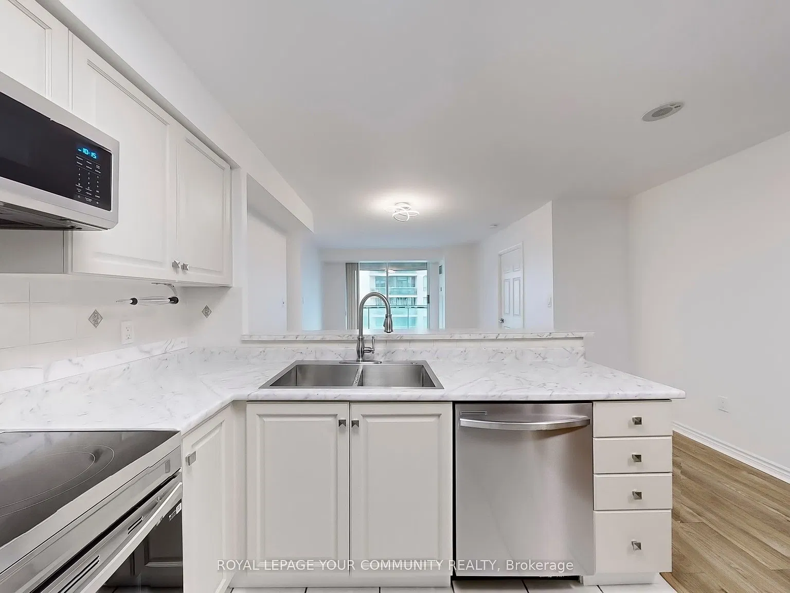 7 Lorraine Dr — Photo 3