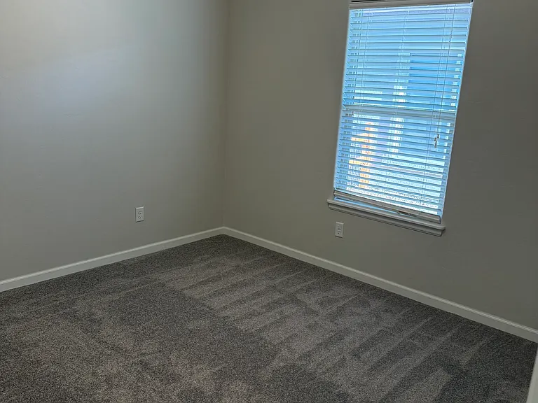Silverado Dr — Photo 18