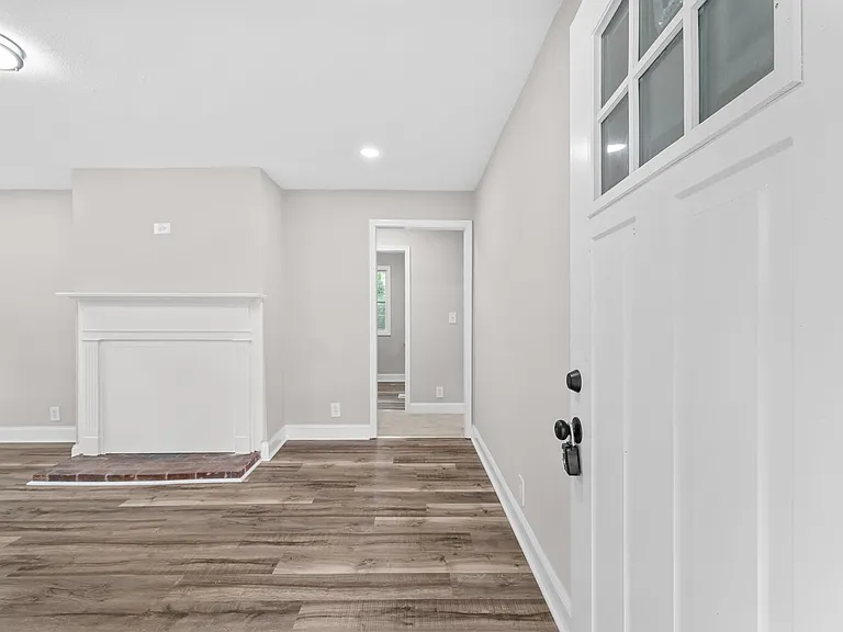 2124 Woodbine Ave — Photo 6