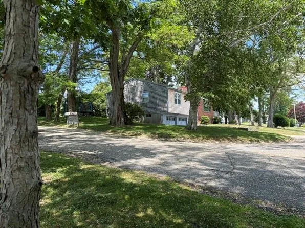 10 Johnnycake Ln, Portsmouth, RI 02871