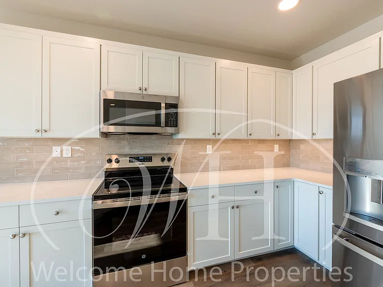 643 Ava St — Photo 18