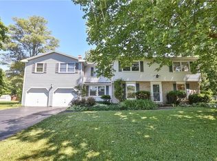 26 Thorntree Cir, Penfield, NY 14526