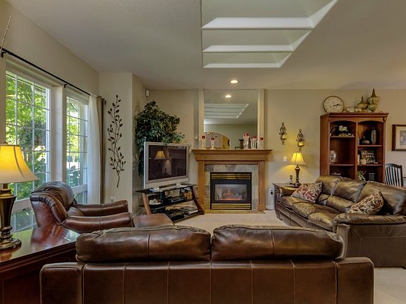 5th image of 949 S Hills Dr
