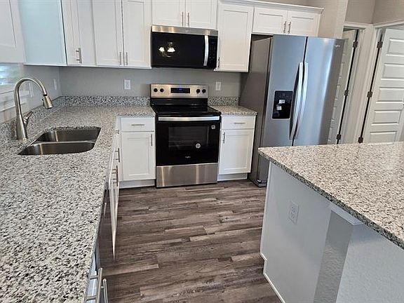 4th image of 217 Oak Lane Cir