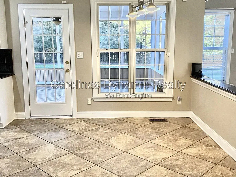 605 Queenswater Ln — Photo 9