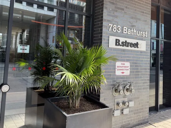783 Bathurst St #308, Toronto, ON M5S 0A8