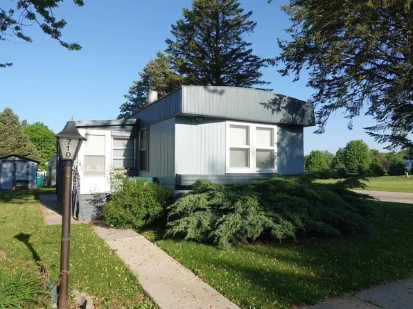 710 Century Ests, Galesburg, IL 61401