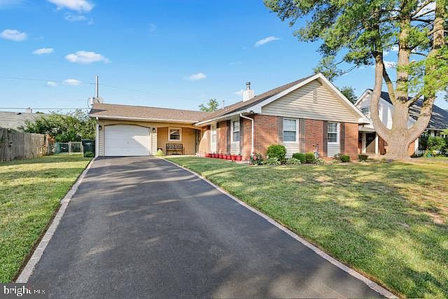1st image of 7 Boxwood Ln