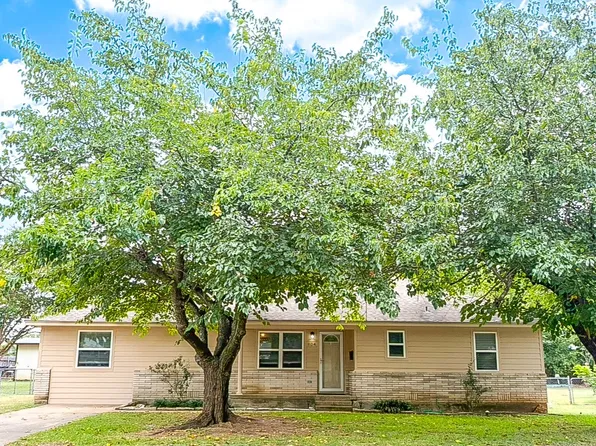 804 N Main St, West, TX 76691