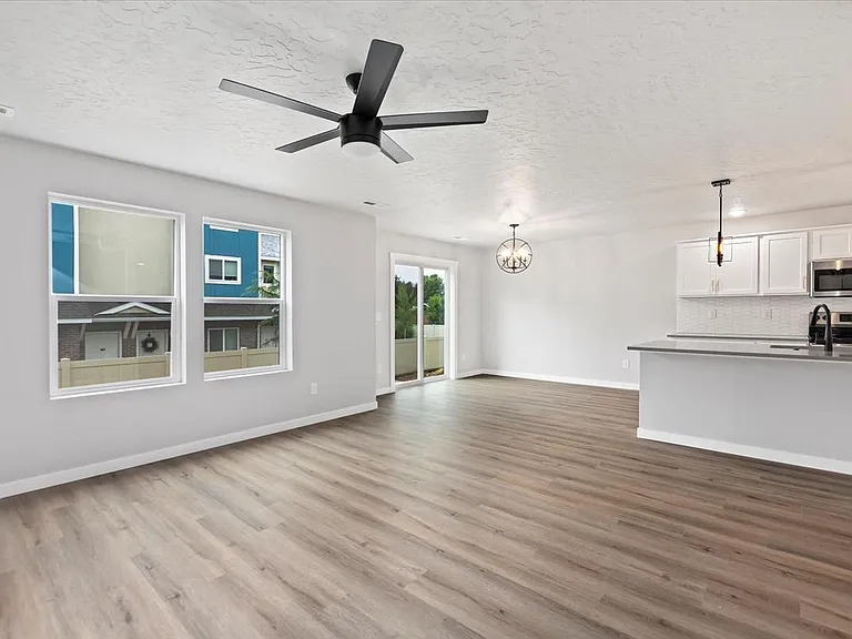2741 E Jasmine St — Photo 25
