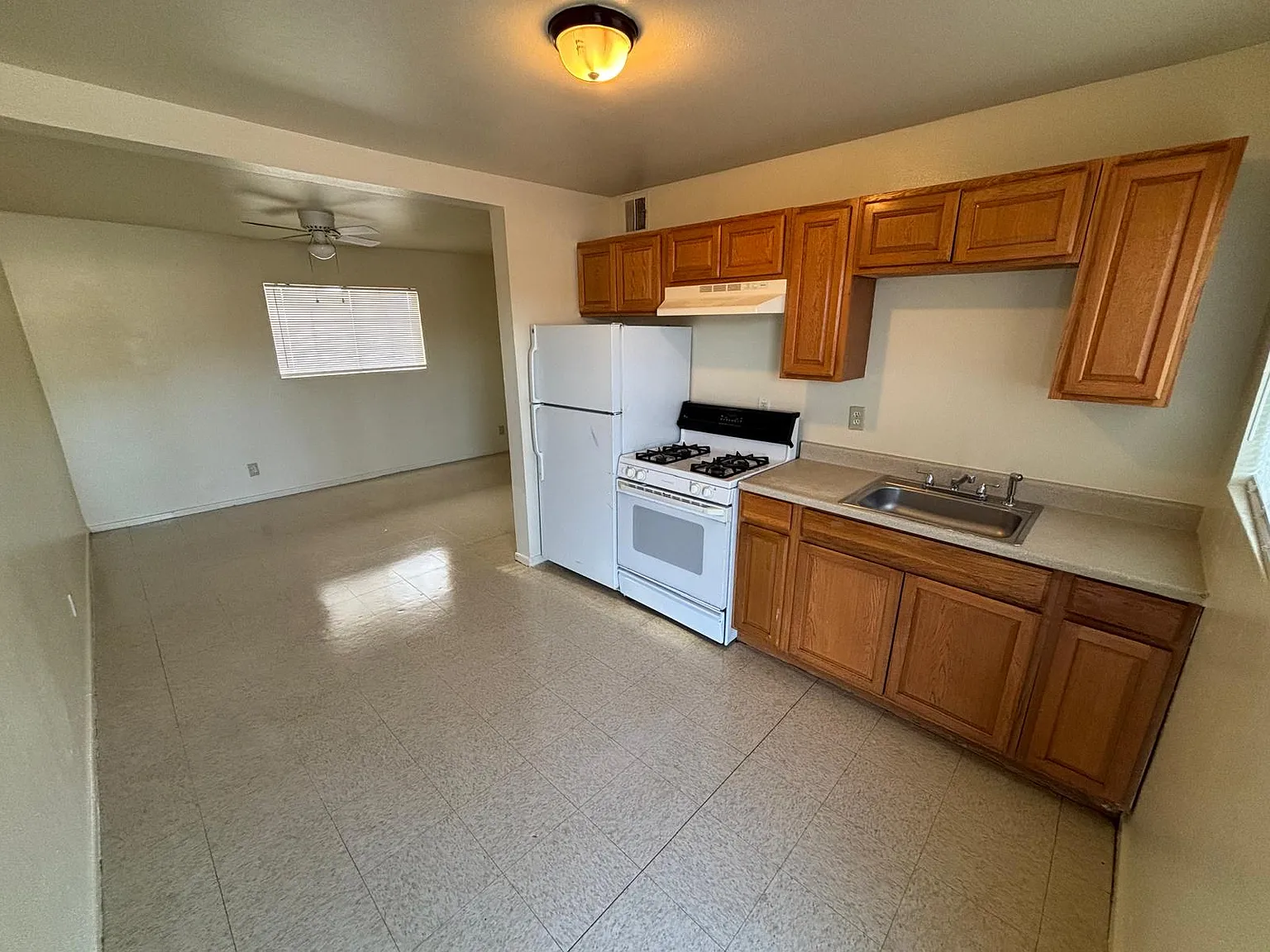 2 bed, 650 sqft, $700 — Photo 2