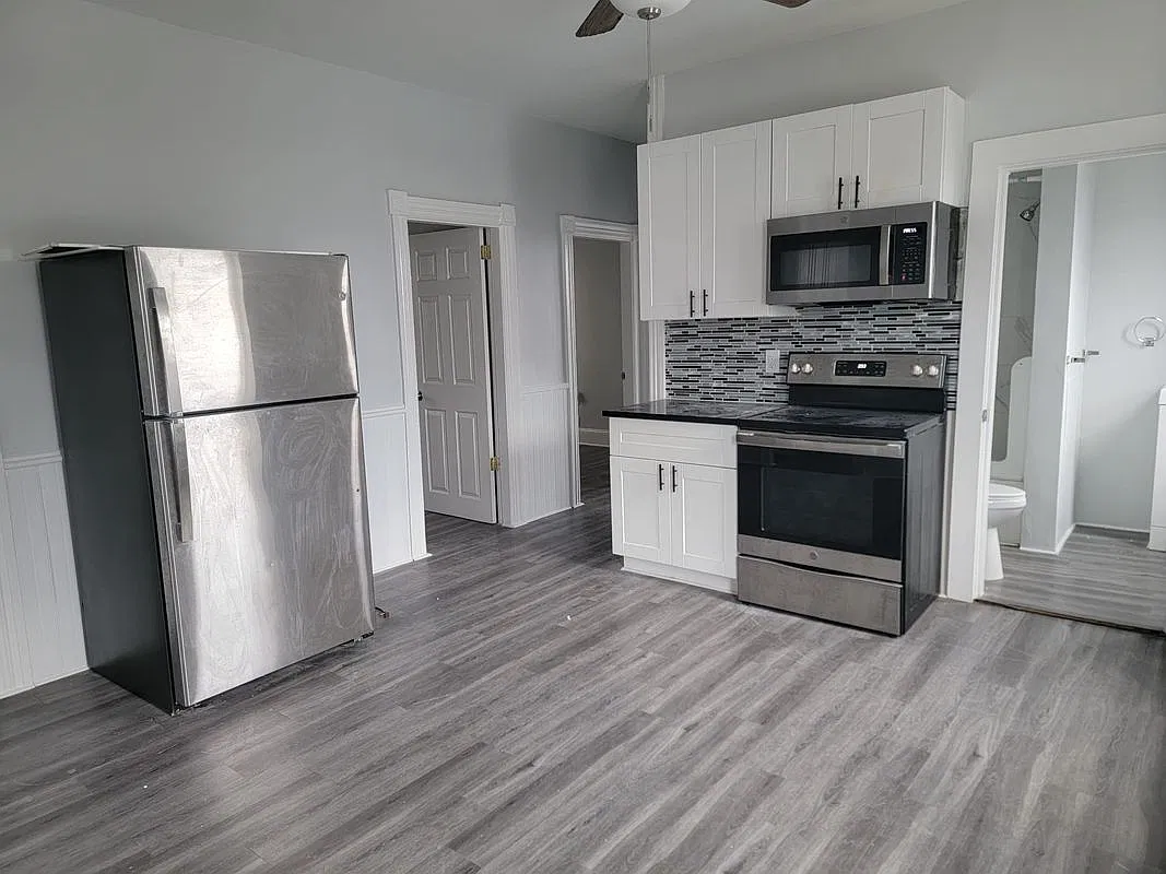 3 bed, 1.0 bath, 1000 sqft, $2,000 — Photo 2