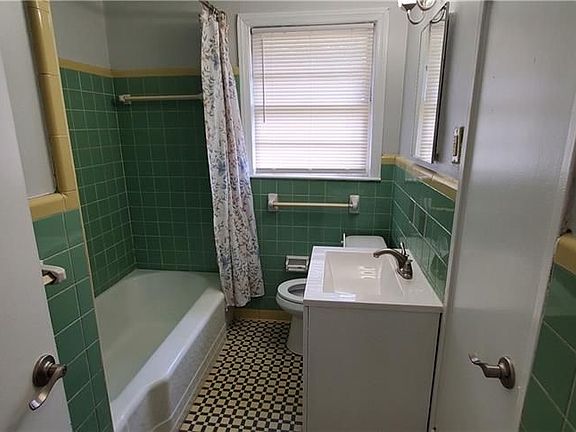 3rd image of 2704 Gresham Rd