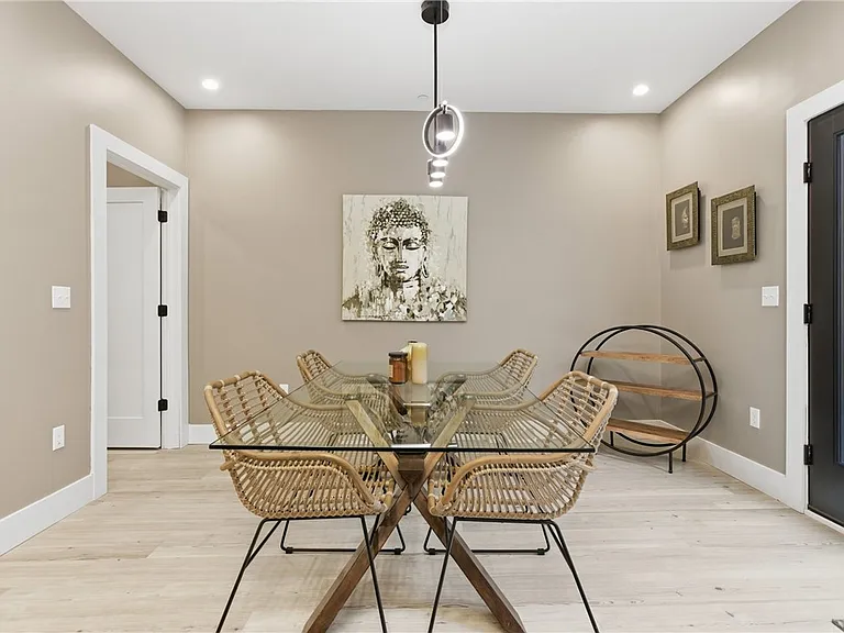 240 E Jefferson St — Photo 24