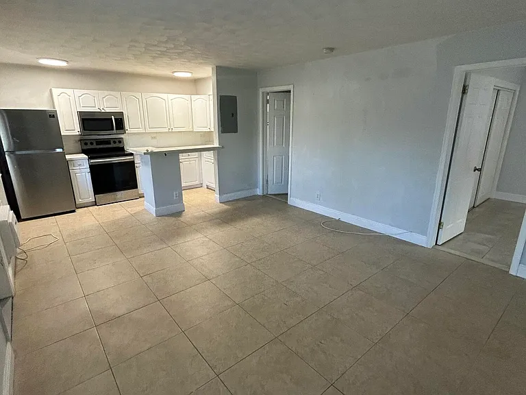 925 NE 17th Ave #1 — Photo 1