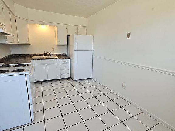 5th image of 644 W 63rd St APT 1