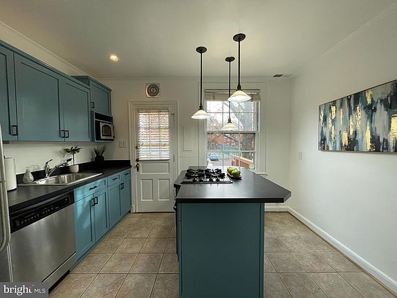 4th image of 1021 S Barton St Unit 119