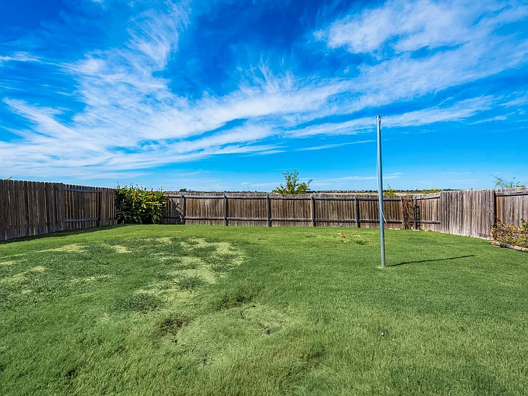 2106 Bluebell Dr — Photo 7