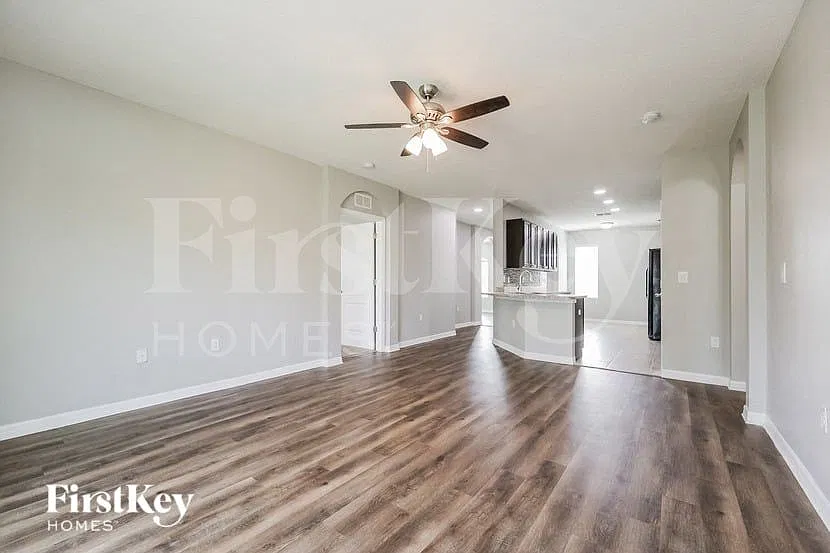 3 bed, 2.0 bath, 1593 sqft, $2,270 — Photo 4