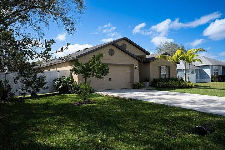 414 SW Dahled Ave — Photo 2