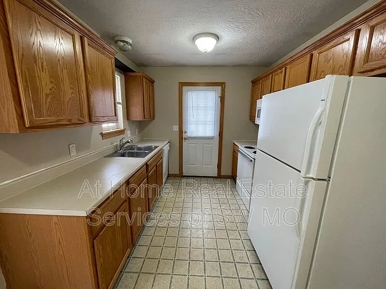 3031 N Fremont Ave — Photo 2