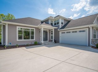 9062 S Cordgrass Cir E #A, Franklin, WI 53132