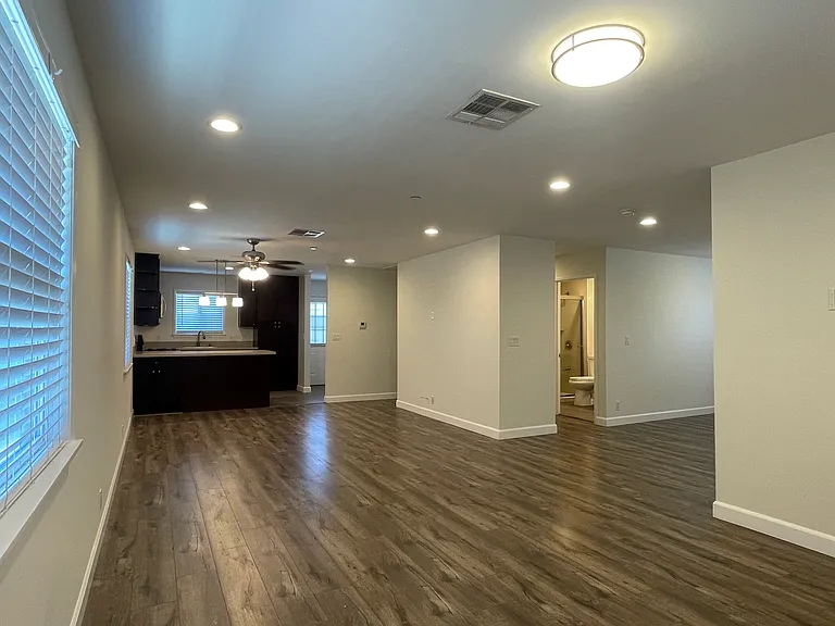 240 W Lemon Ave #B — Photo 3