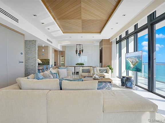 4th image of 2201 Collins Ave #1928