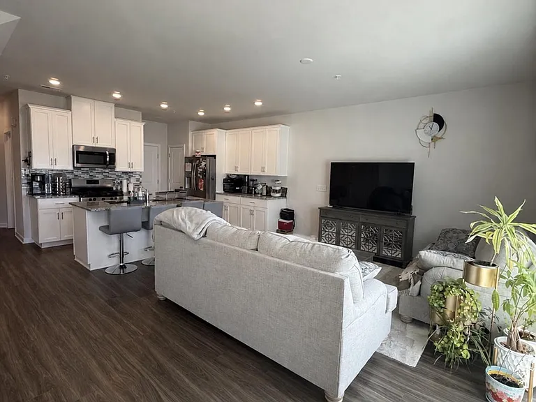 4913 Brookside Ct — Photo 6