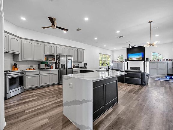 4th image of 122 Country Club Dr W